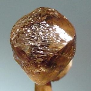 1,3 karát súlyú, barna színű, oktahéder alakú nyers gyémánt Sierra Leonéből.